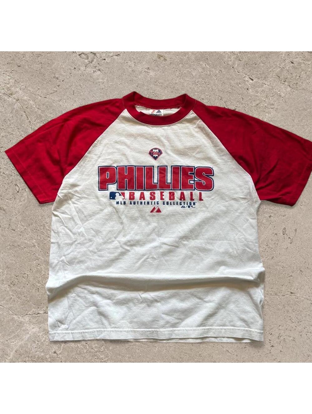 Absolutely beautiful vintage 2008 Philadelphia Phillies two toned  T-shirt.
